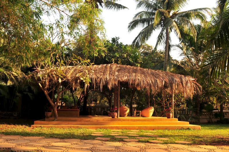 The Clematis Hotel Candolim Exterior photo